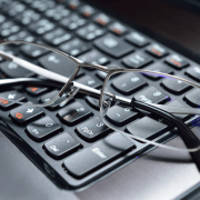 уморени очи