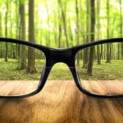 Защо виждам размазано