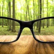 Защо виждам размазано