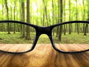 Защо виждам размазано